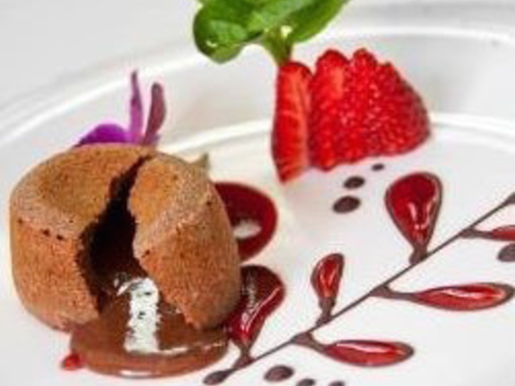 Sformatino di cioccolato colante con salsa ai frutti rossi