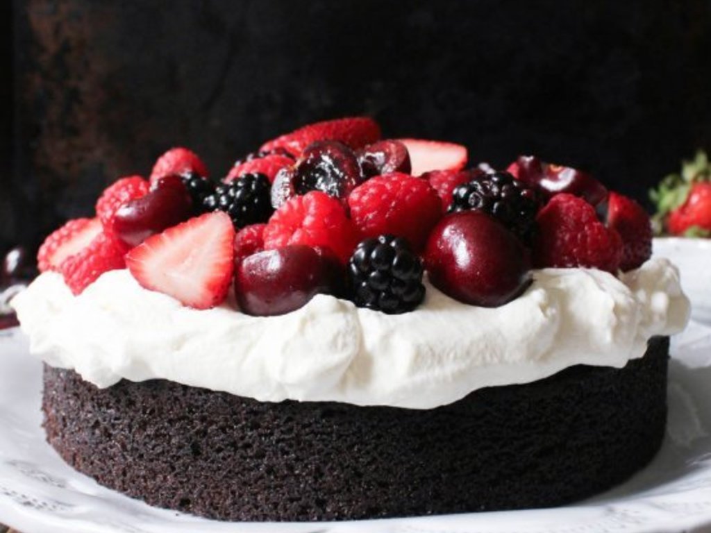 Torta caprese ai frutti di bosco