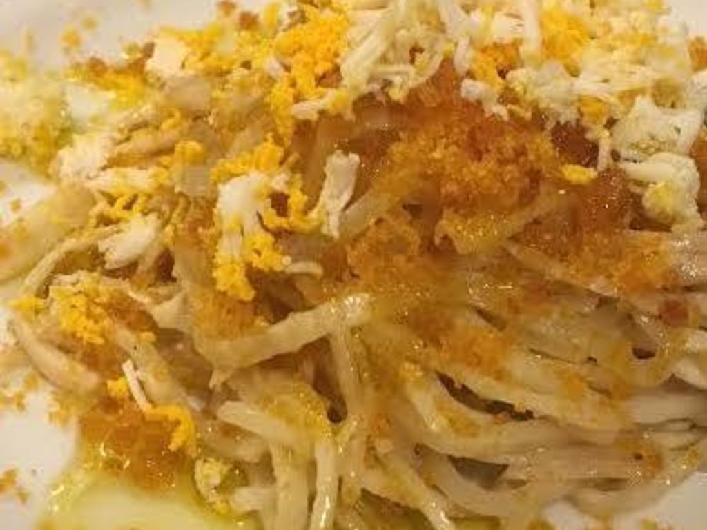 Insalata di sedano rapa con bottarga di muggine e uovo sodo