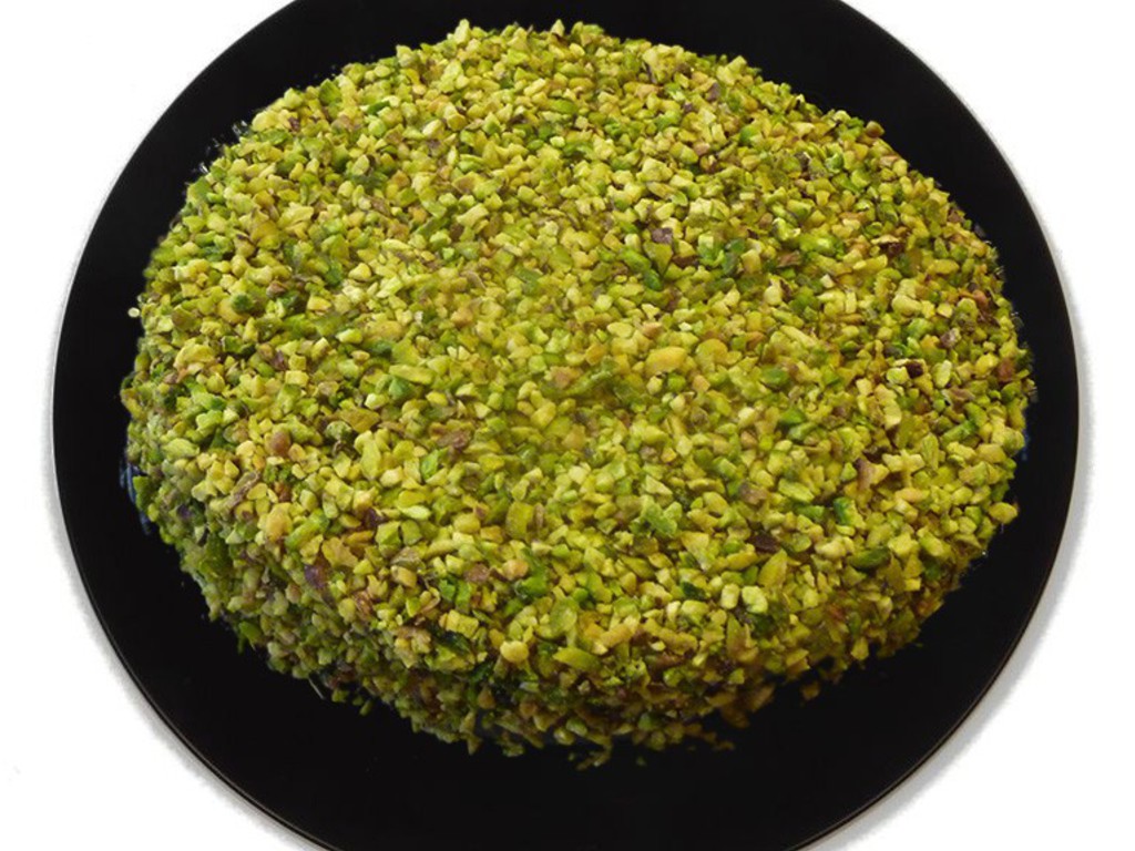 Torta di cioccolato ricoperta con pistacchi tritati