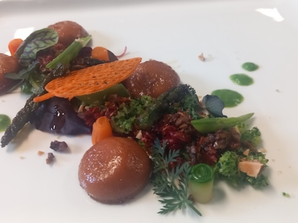 Bottoni rossi allo sgombro, variazione di ortaggi e cous cous di broccoli