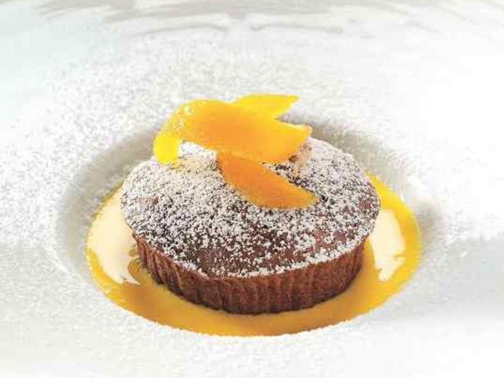 Tortino di cioccolato all'olio extra vergine in crema inglese all'arancia