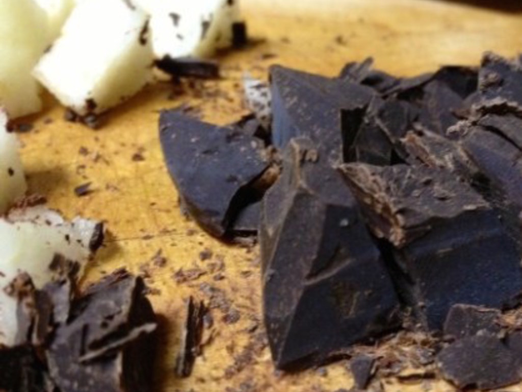 Tortino di pere e cioccolato con salsa all'arancia