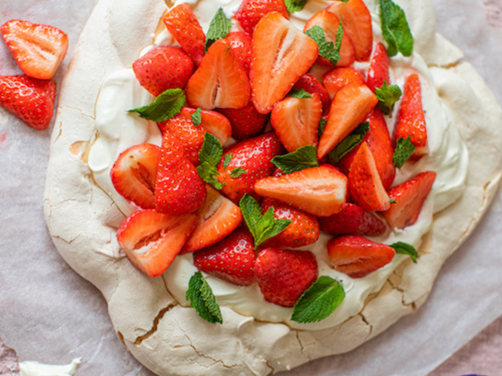 Pavlova con fragole, sambuco e menta